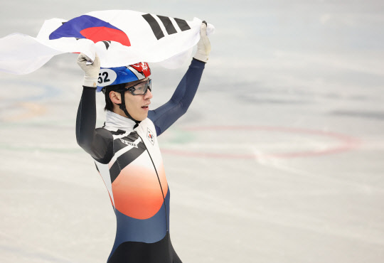 한국 쇼트트랙 대표팀 황대헌이 9일 오후 중국 베이징 캐피털 실내 경기장에서 열린 2022 베이징 동계올림픽 쇼트트랙 남자 1500m 결승에서 금메달을 획득한 후 기뻐하고 있다. <베이징=연합뉴스>